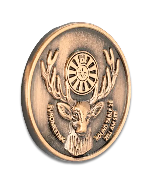 Pin, reliefartig geprägt ohne Farbauslegung „RT28 Zell am See“ - Individuelle Pins mit Logo Motiv - Perspektive
