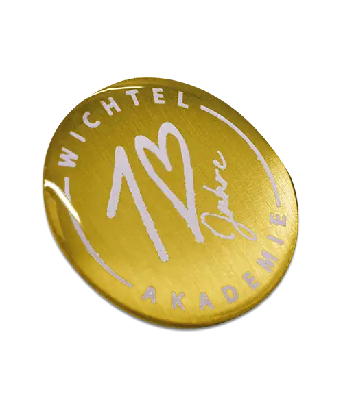 Pin, bedruckt im Siebdruck „Wichtel Akademie“ - Perspektive