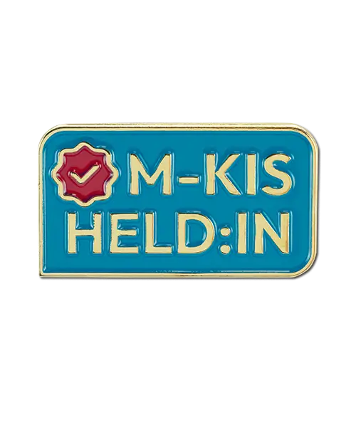 Pin, geprägt – Weichemaille „M-KIS HELD:IN“ Vorderseite